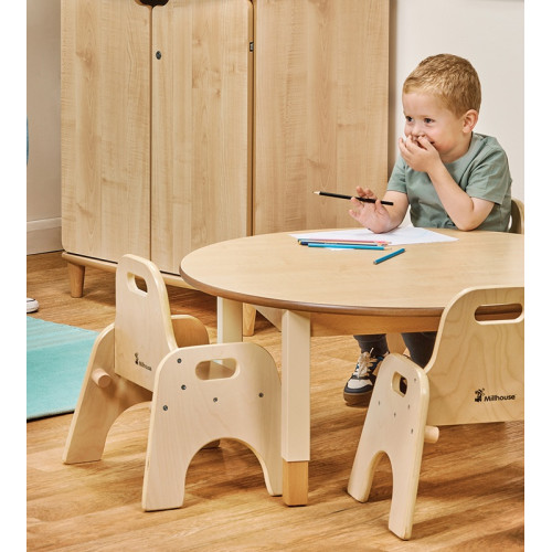 Table ronde et fauteuils pour crèche