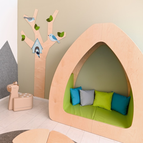 cabane avec bibliothèque enfant école