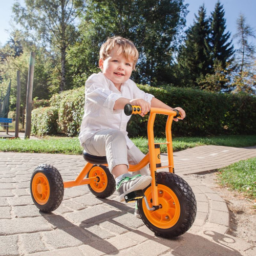 tricycle enfant jardin extérieur