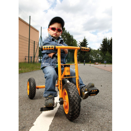 tricycle enfant cour de récréation