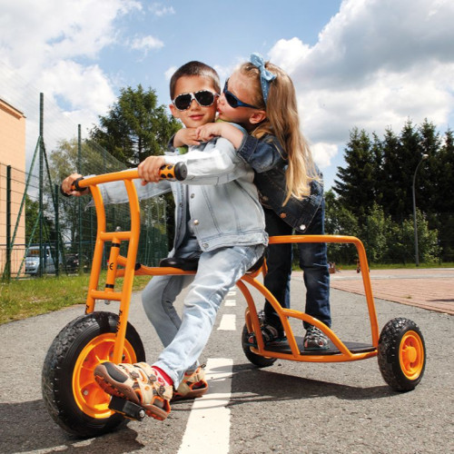 tricycle char cour école