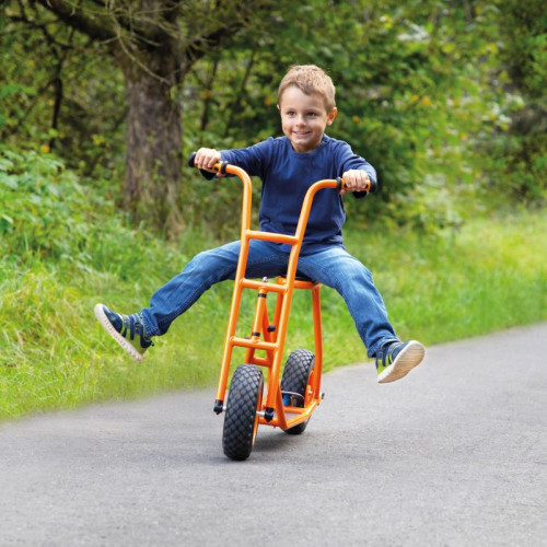 trottinette avec assise cour de récréation école
