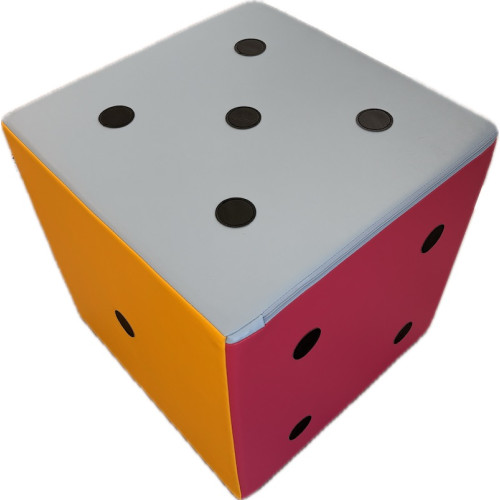 Cube en mousse représentant un dé géant