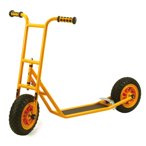 Trottinette cour maternelle