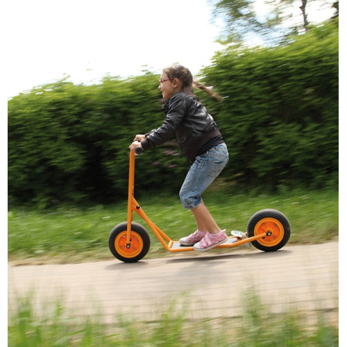 Trottinette cour récréation école élémentaire