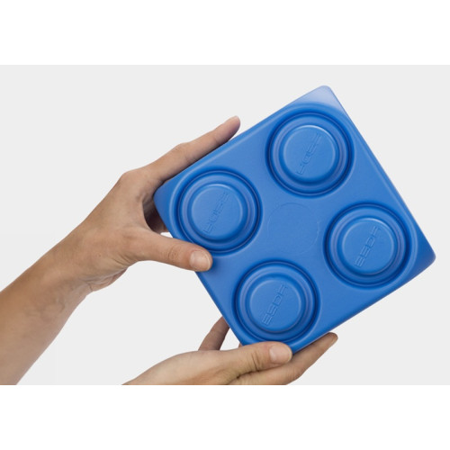 Finition des grosses briques de construction pour enfants