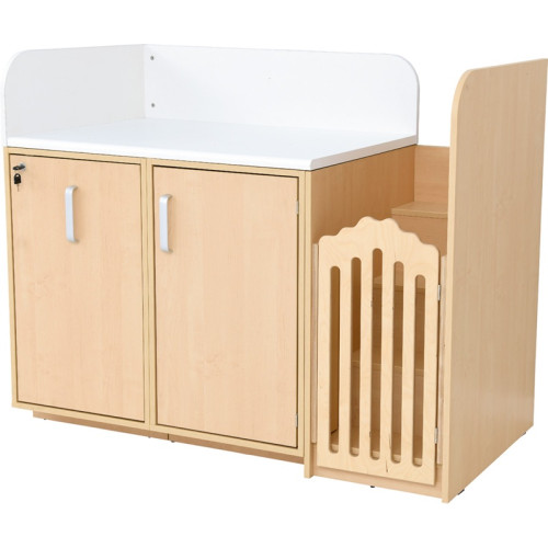 Table à langer avec escalier et porte