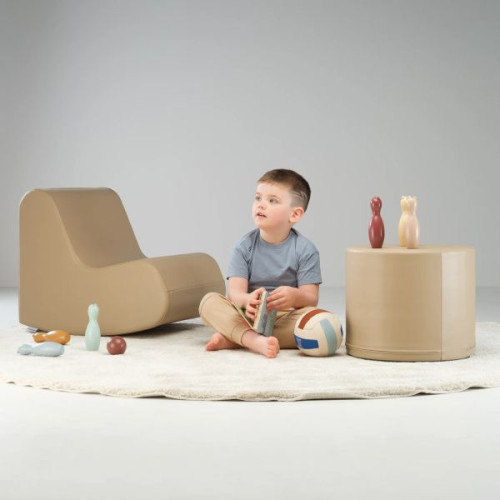 Enfant avec chaise à bascule en mousse