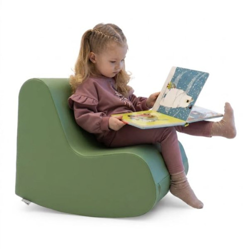 Enfant avec livre sur fauteuil à bascule