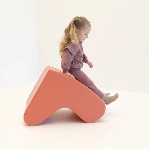 Enfant qui joue avec fauteuil à bascule en mousse