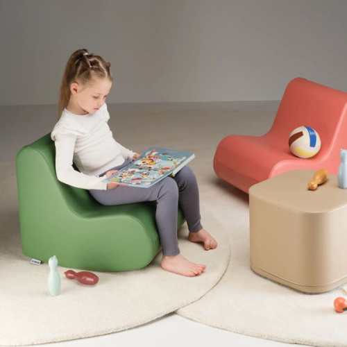 Enfant qui lit sur fauteuil à bascule