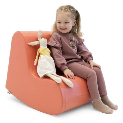 Enfant sur fauteuil à bascule en mousse