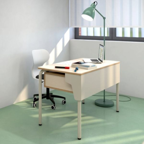 Bureau enseignant dans une salle de classe