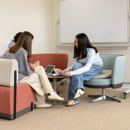 Fauteuil pivotant dans une bibliothèque