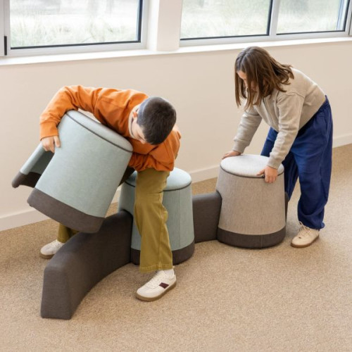 Enfants qui déplacent le tabouret POP