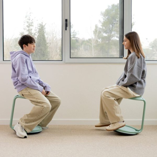 Enfants sur tabouret ergonomique empilable