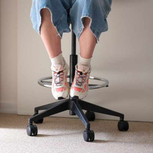 Repose-pieds sur chaise haute à roulettes