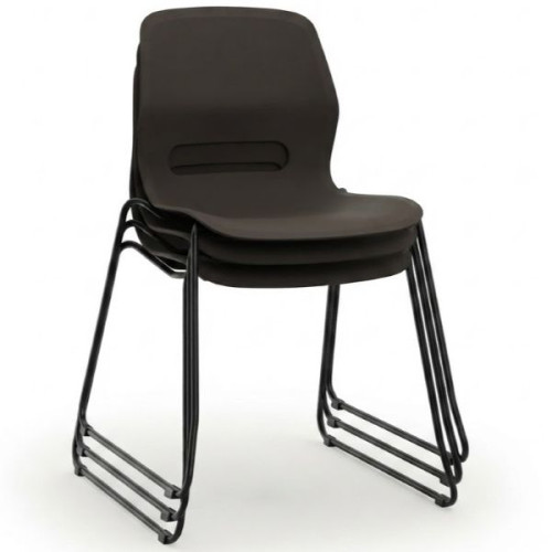 Chaise à dossier incurvé empilable