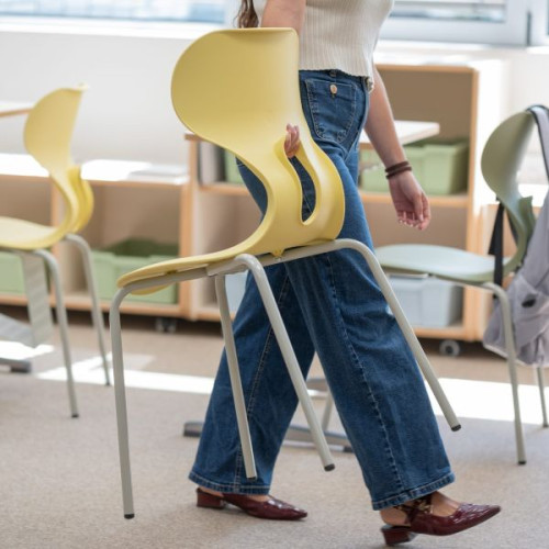 Chaise à coque modulable et trou porte sac