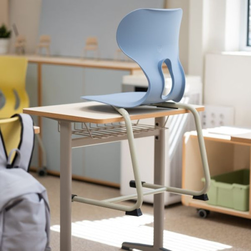 Chaise coque incurvée bleu sur table