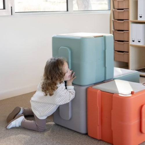 Enfant avec pouf modulable