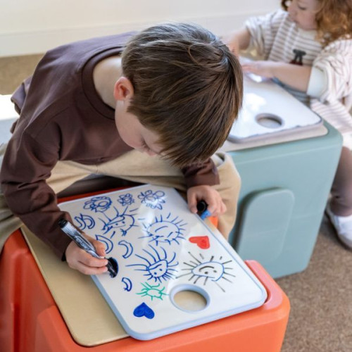 Enfant qui dessine sur pouf modulable