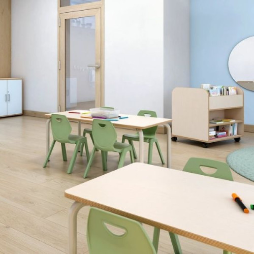 Classe maternelle aménagée avec table rectangulaire