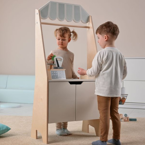 Enfants qui jouent avec l'étale du marché