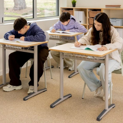 Élèves qui travaillent sur la table avec casier