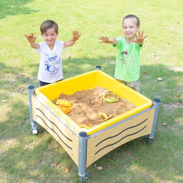 Enfants amusés jouent avec du sable