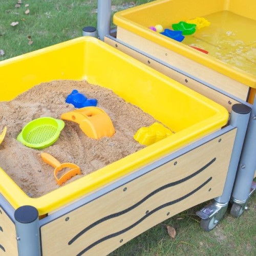 Bacs avec sable et eau pour activité ludique