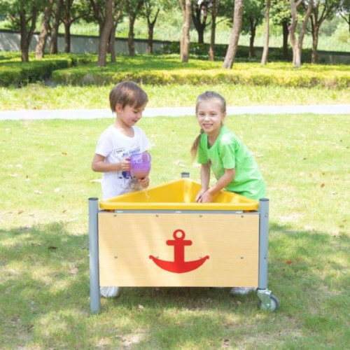 Enfants jouent avec sable dans bac