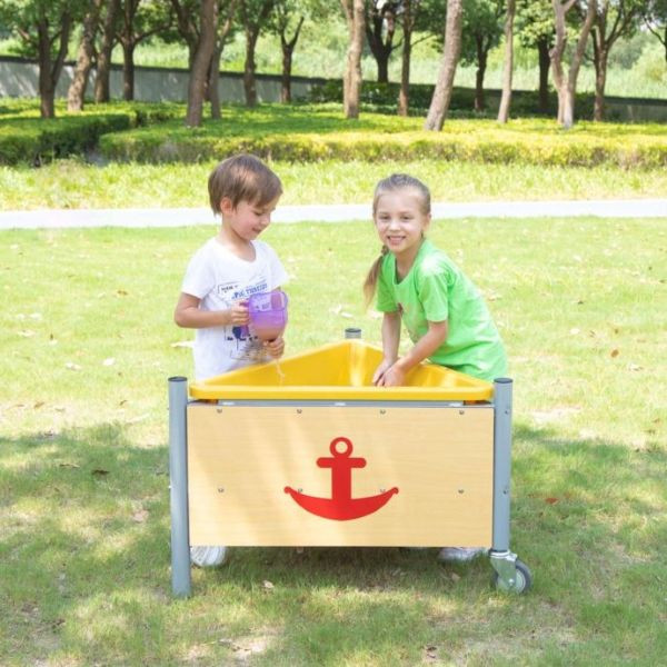 Enfants jouent avec sable dans bac