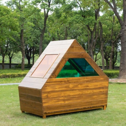 Arrière de la cabane en bois extérieure