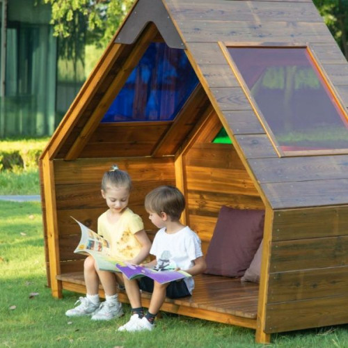 Enfants qui lisent dans la cabane en bois