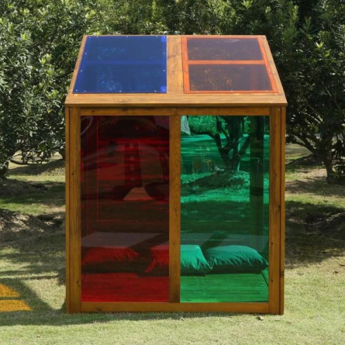 Arrière de la cabane en bois colorée