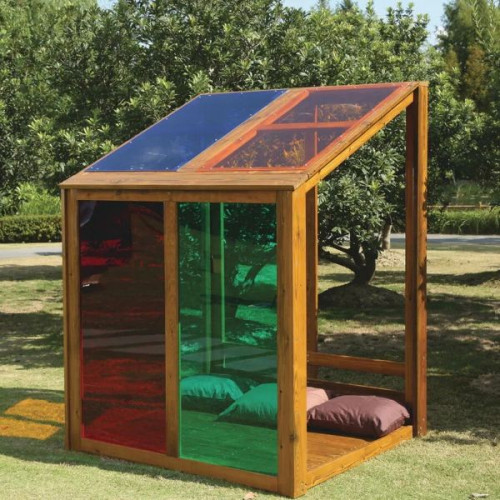 Cabane extérieure avec fenêtres colorées pour la lecture