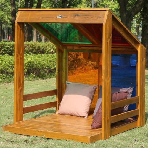 Petite cabane en bois extérieur