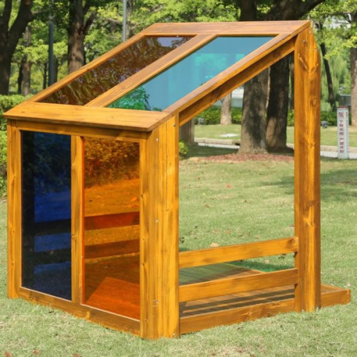 Petite cabane en bois avec fenêtres colorées