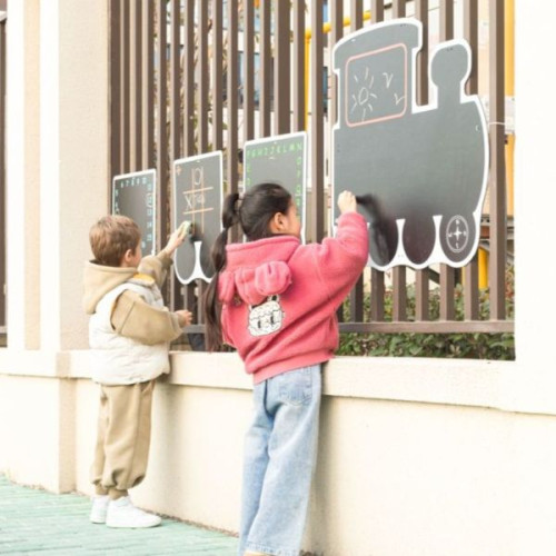 Enfants qui dessinent sur tableaux train
