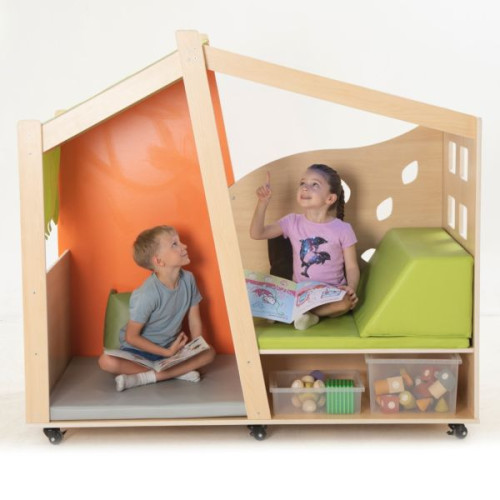 Enfants qui observent la maisonnette ludique