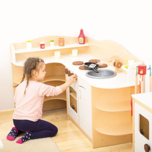 Enfant joue avec jeu imitation cuisine angle