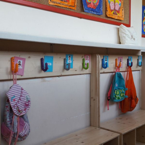 Patère école souple et sécurisé sur un mur