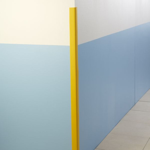 Protection des coins et arêtes de murs en SEBS sur un coin mural