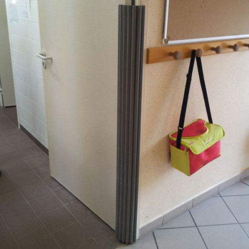 Anti pince doigts GAROMIN 7 soufflets posé sur porte