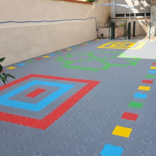 Dalles SEBS pour cours d'école et crèche posées au sol