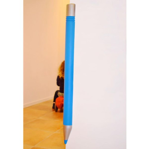 Protection angle stylo bleu sur un coin mural