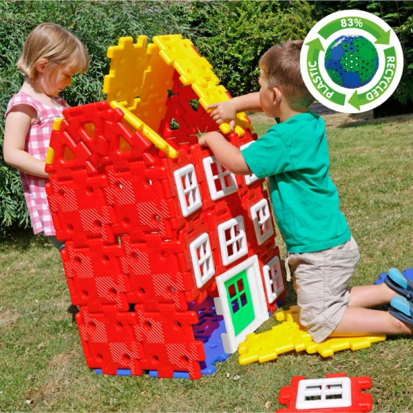 enfants construisant une ville collective