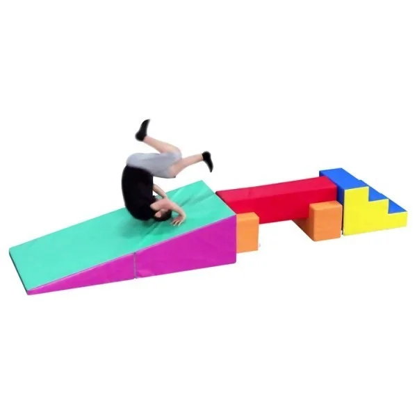 Activité physique enfant avec parcours et obstacles
