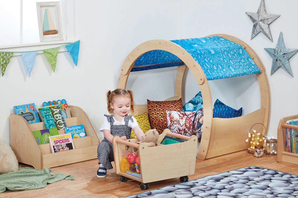 aménagement coin lecture en crèche avec bibliothèque et bacs à livres